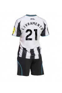 Newcastle United Tino Livramento #21 Jalkapallovaatteet Lasten Kotipeliasu 2025-26 Lyhythihainen (+ Lyhyet housut)